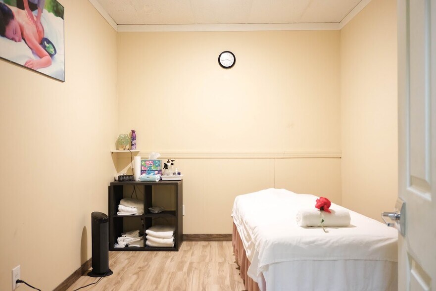 More Photos Of 985 S Clinton Ave, Rochester Restaurant For Sale