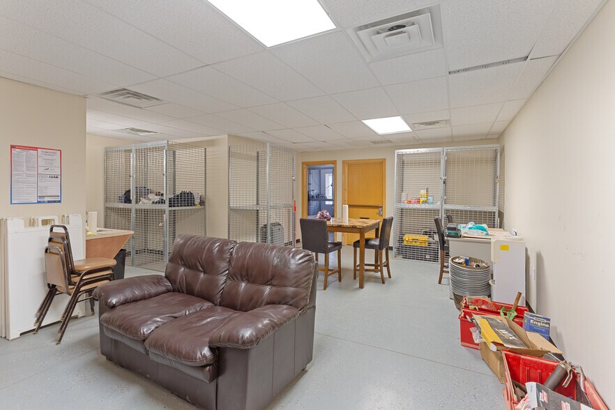 More Photos Of 2066 125th Ave, Watford City Showroom For Sale