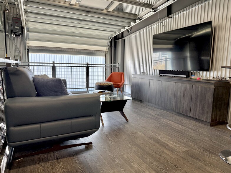 More Photos Of 48 Pit Ln, Pontiac Parking Garage For Sale