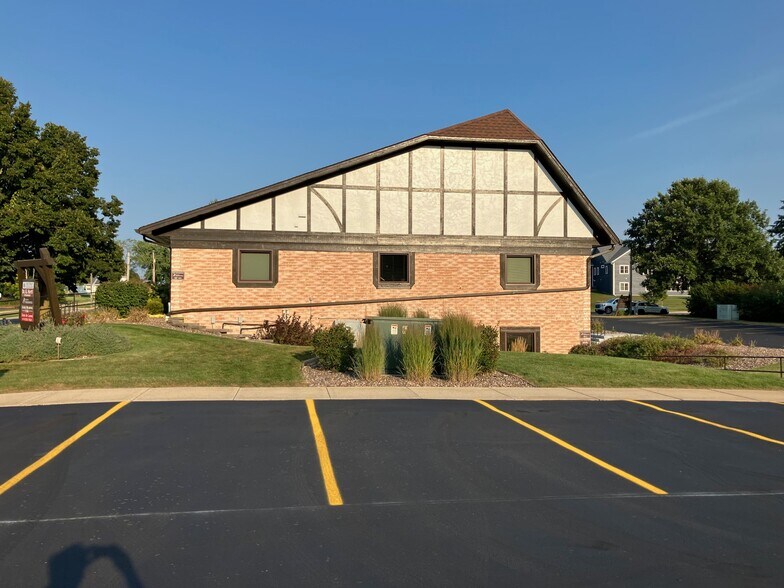 More Photos Of 1305 Chestnut St, West Bend Medical For Lease