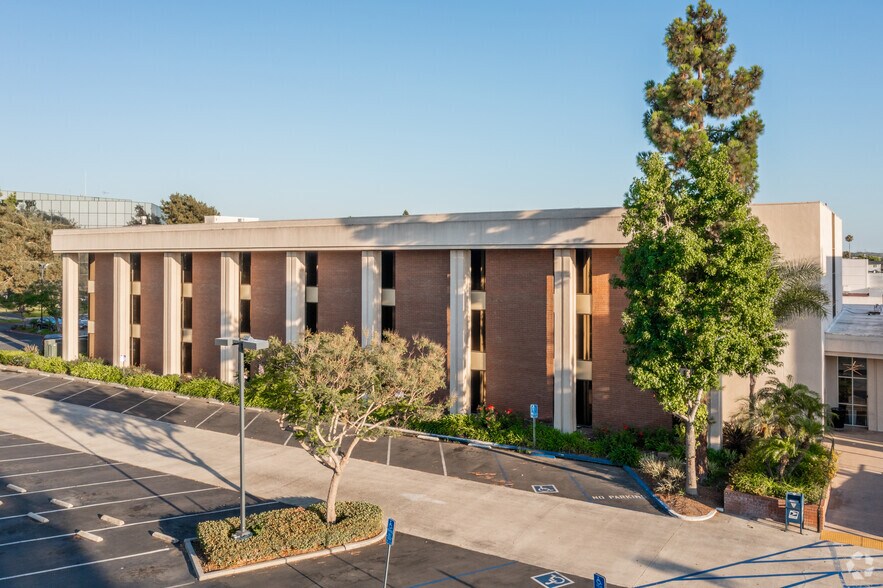 More Photos Of 11100 Warner Ave, Fountain Valley Coworking Space