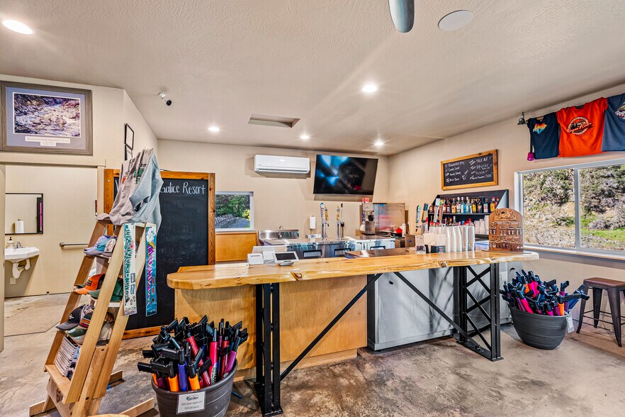 More Photos Of 11744 Galice Rd, Merlin Hotel For Sale