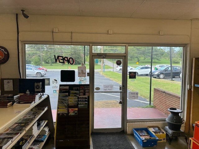 More Photos Of 7547 Williamson Rd, Hollins Storefront For Lease