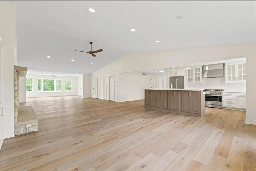More Photos Of 1805 S 8th Ave E, Newton Specialty For Sale