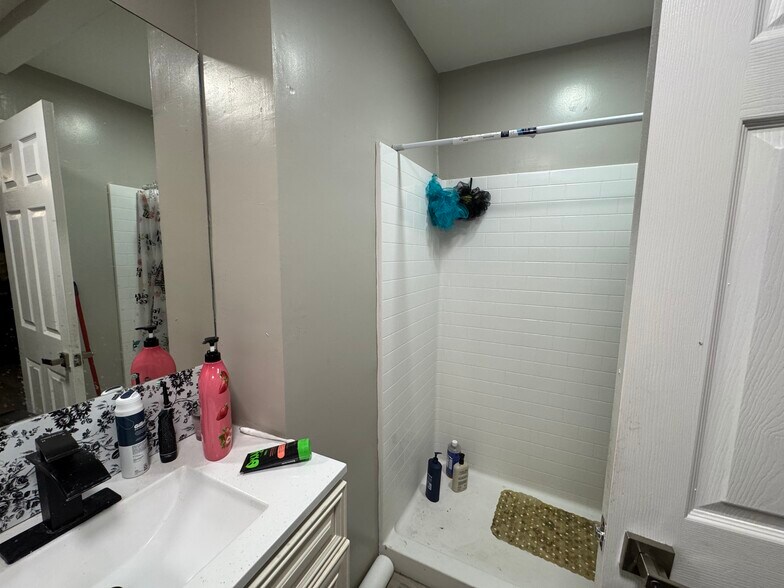 More Photos Of 263 S E St, San Bernardino Showroom For Lease