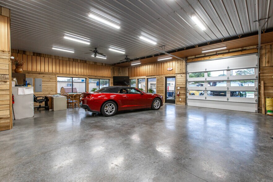 More Photos Of 784 S 4th St, Danville Showroom For Sale