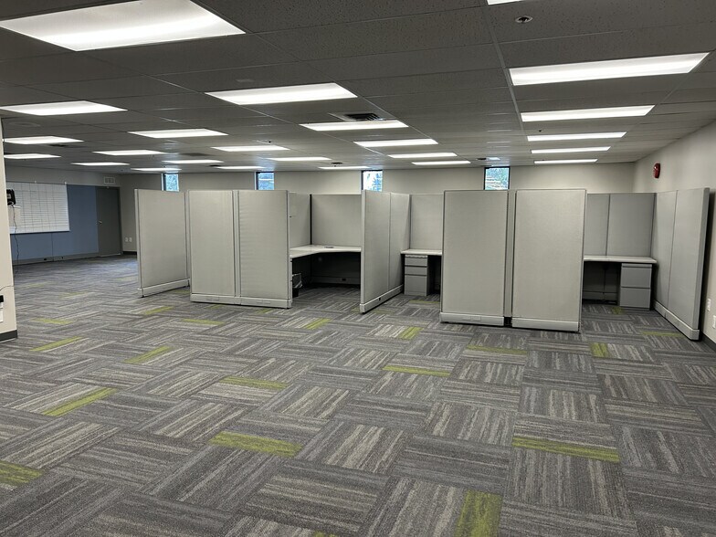 More Photos Of 11 Commerce Blvd, Palm Coast Manufacturing For Lease