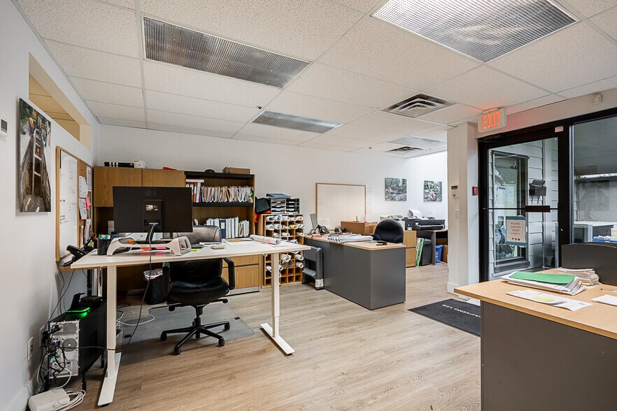 More Photos Of 2450-2472 Haywood Ave, West Vancouver Office For Sale