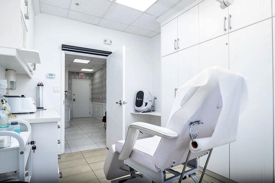 More Photos Of 1650 Elgin Mills Rd E, Richmond Hill Medical For Sale