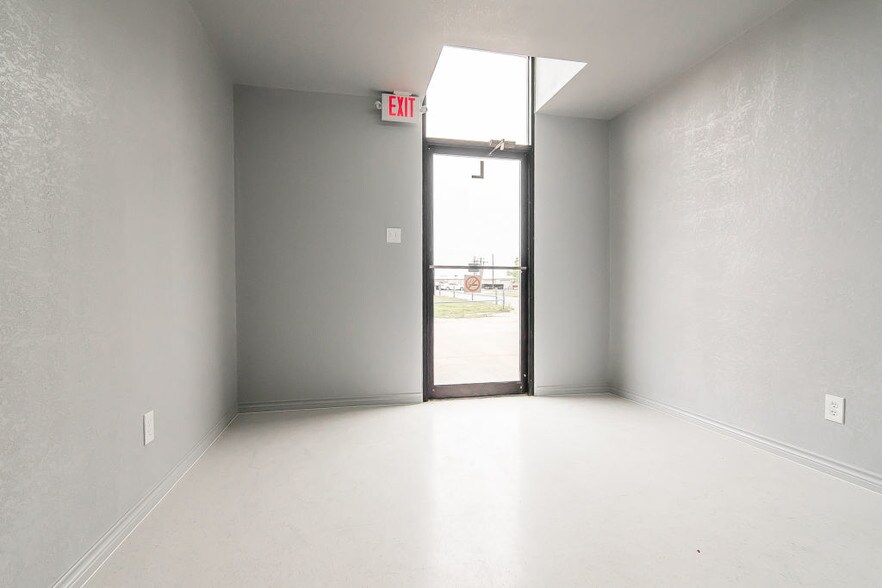 More Photos Of 180 Industrial Blvd, McKinney Distribution For Lease