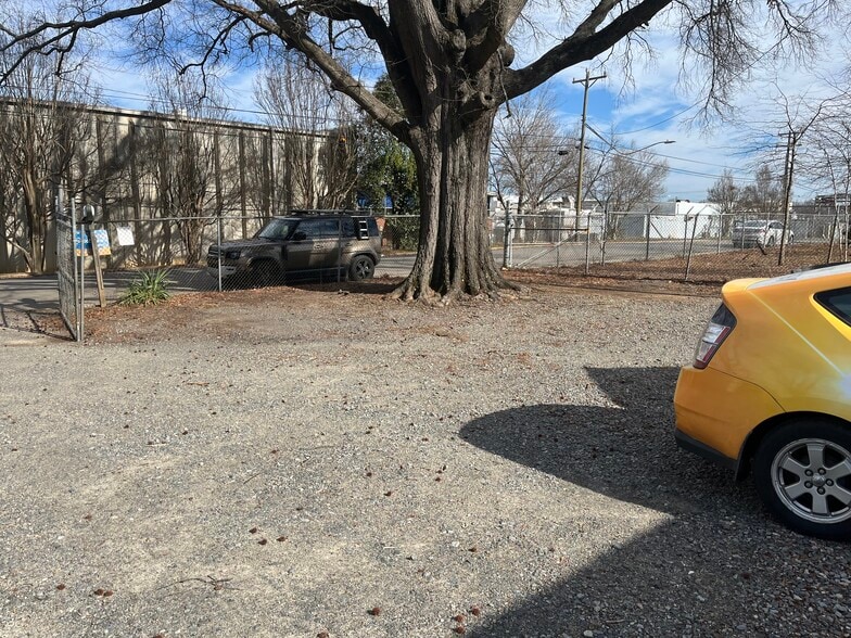 More Photos Of 608 Rountree Rd, Charlotte Office For Lease