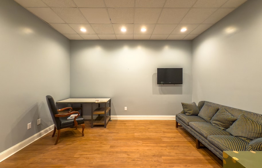 More Photos Of 111 E Main St, Salem Office Residential For Lease