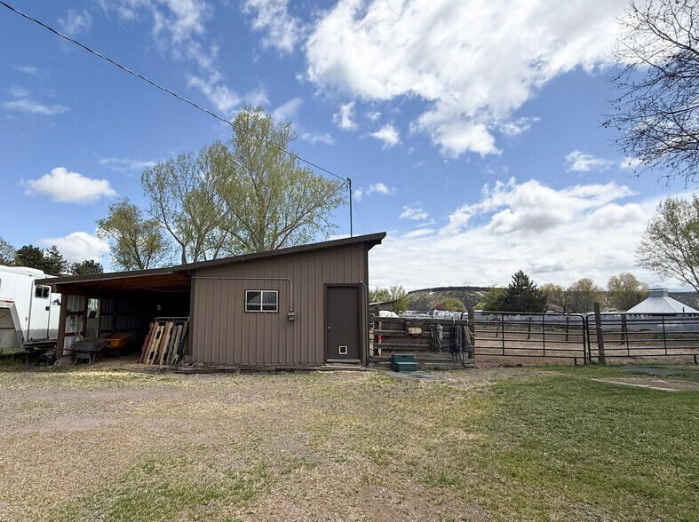 More Photos Of 972 S Main St, Prineville Flex For Sale