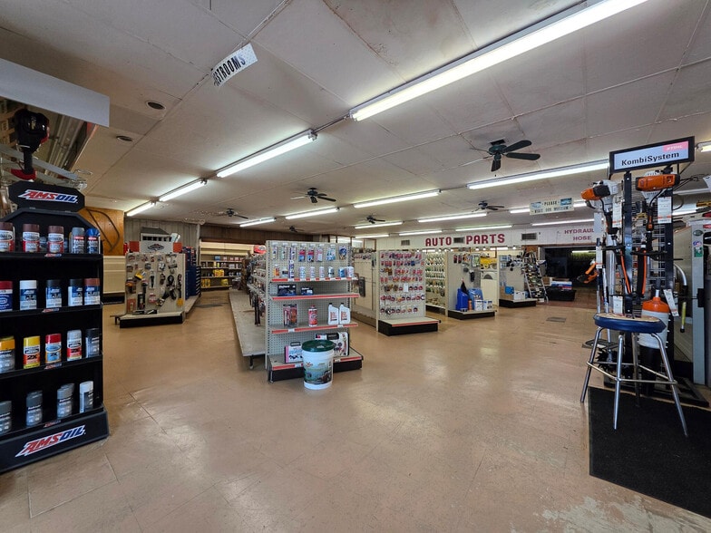 More Photos Of 1440 Gulfway Dr, Winnie Showroom For Sale