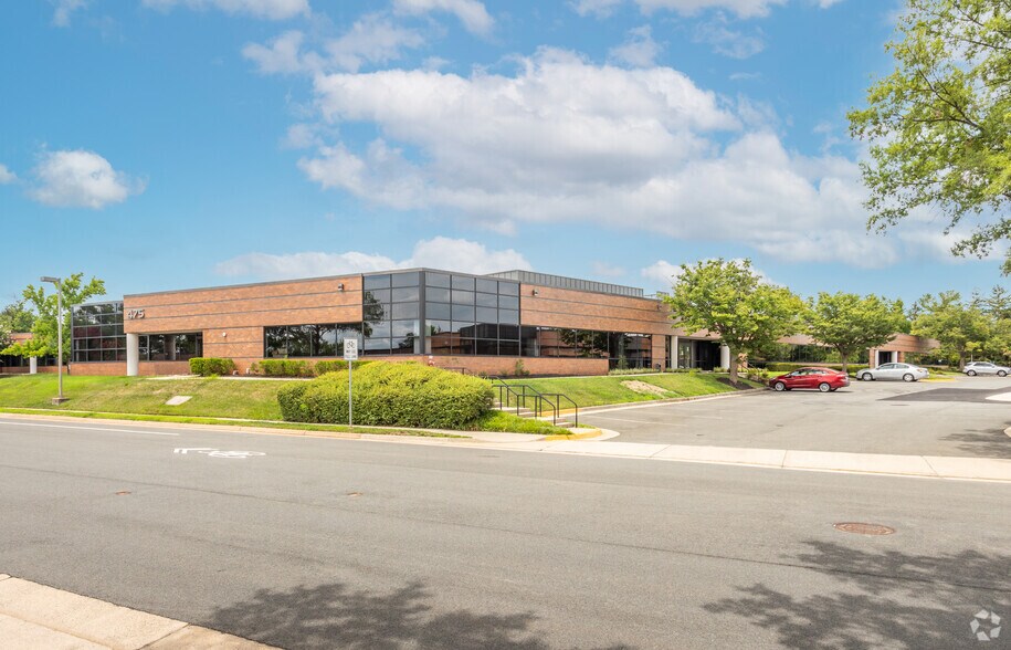 More Photos Of 450 Spring Park Pl, Herndon Unknown For Lease