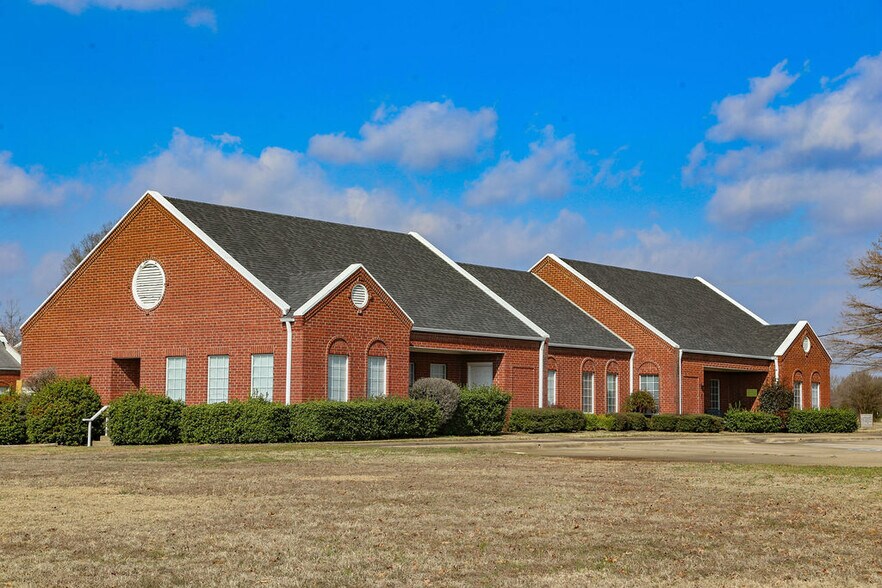 More Photos Of 4550 Lamar Ave, Paris Rehabilitation Center For Lease