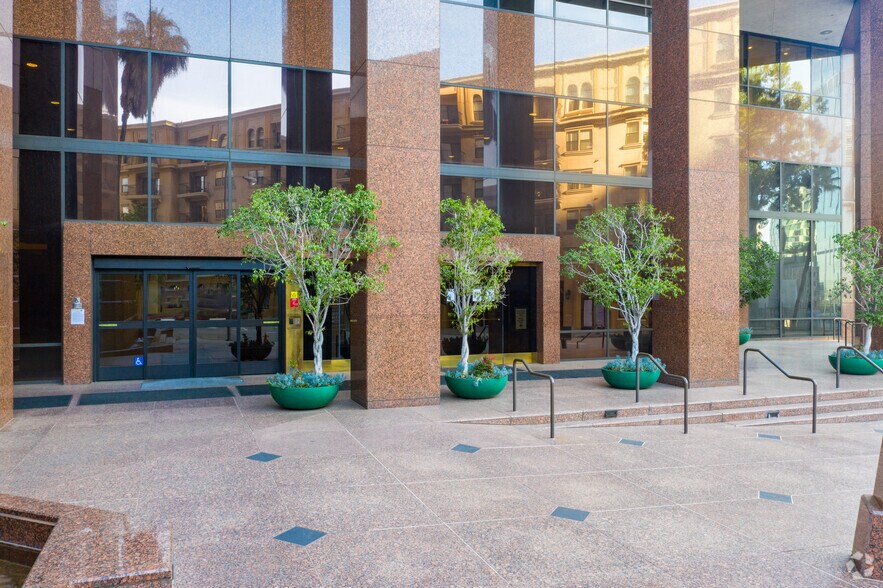 More Photos Of 1055 W 7th St, Los Angeles Office For Lease