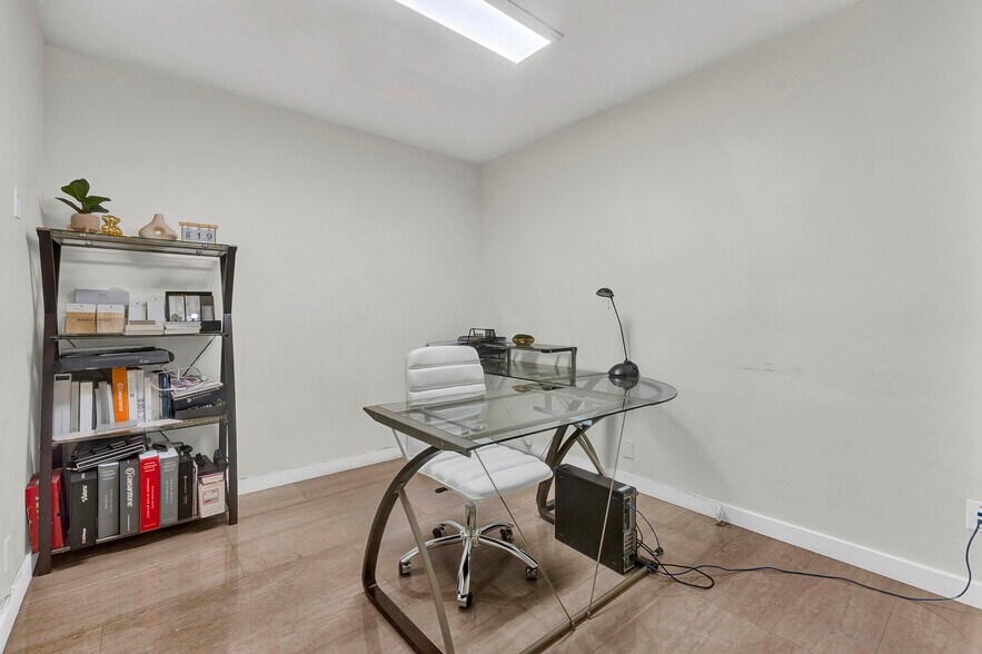 More Photos Of 821 N 21st Ave, Hollywood General Retail For Lease