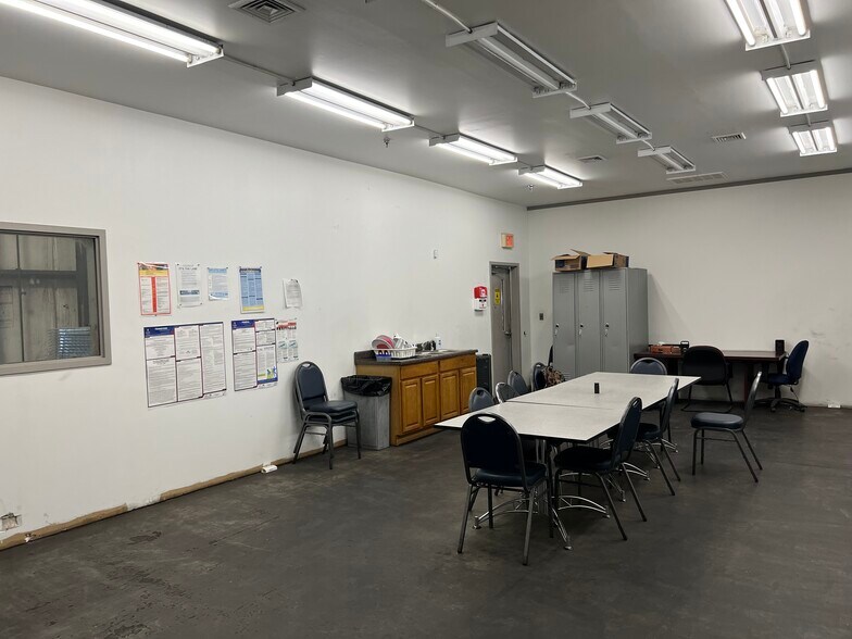 More Photos Of 1136 Dunlop Ln, Clarksville Warehouse For Lease