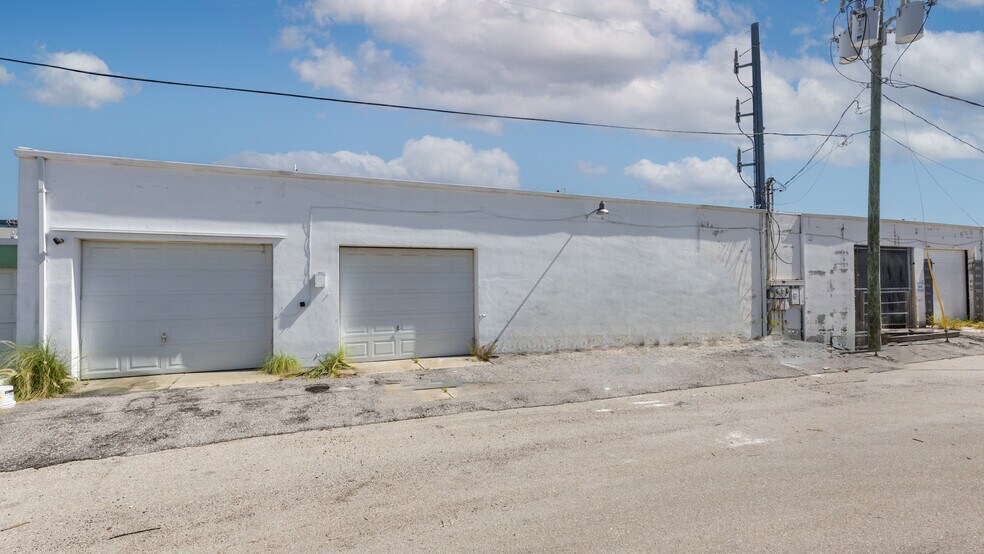 More Photos Of 1520 SE 46th Ln, Cape Coral Freestanding For Lease