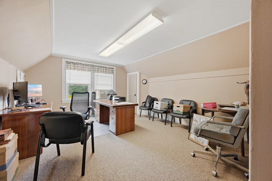 More Photos Of 1 Sylvandale Rd, Lisbon Office For Sale