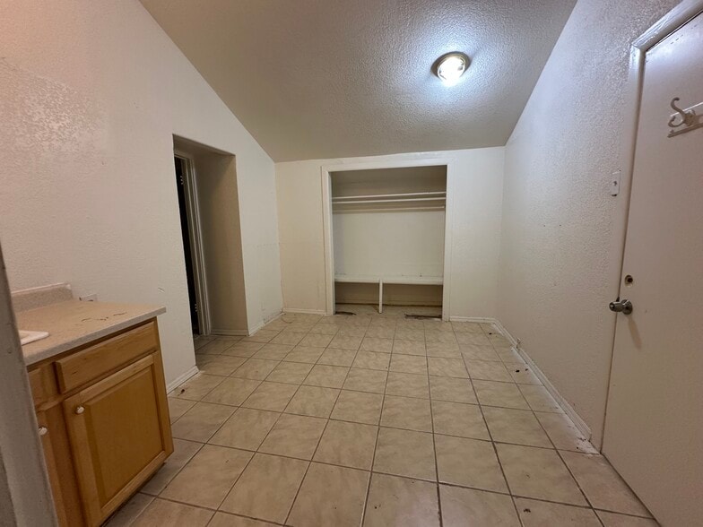 More Photos Of 6628 Crestway Dr, San Antonio Flex For Sale