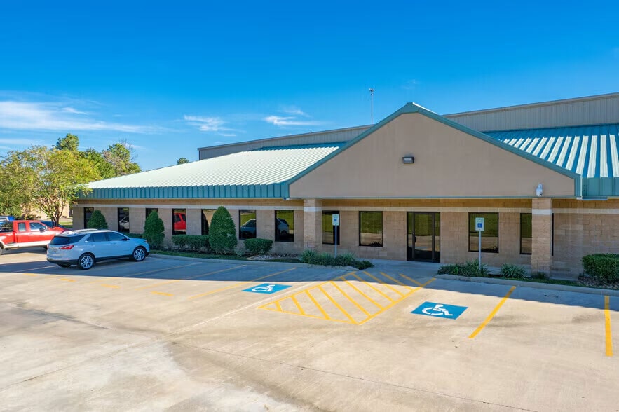 Primary Photo Of 18923 Freeport Dr, Montgomery Warehouse For Sale