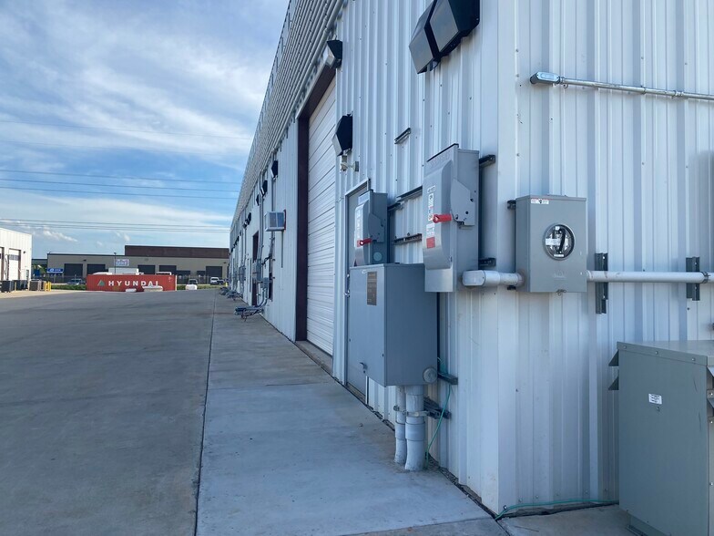 More Photos Of 4204 28th Ave NW, Norman Industrial For Lease