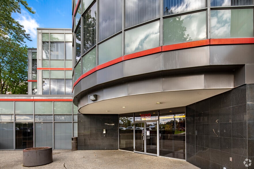 More Photos Of 1599 Hurontario St, Mississauga Office For Lease