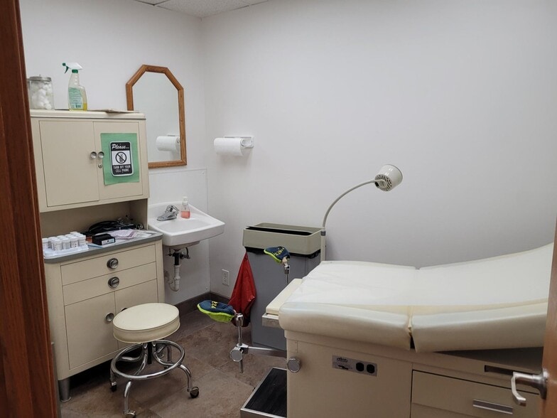 More Photos Of 4220 S 27th St, Milwaukee Medical For Sale