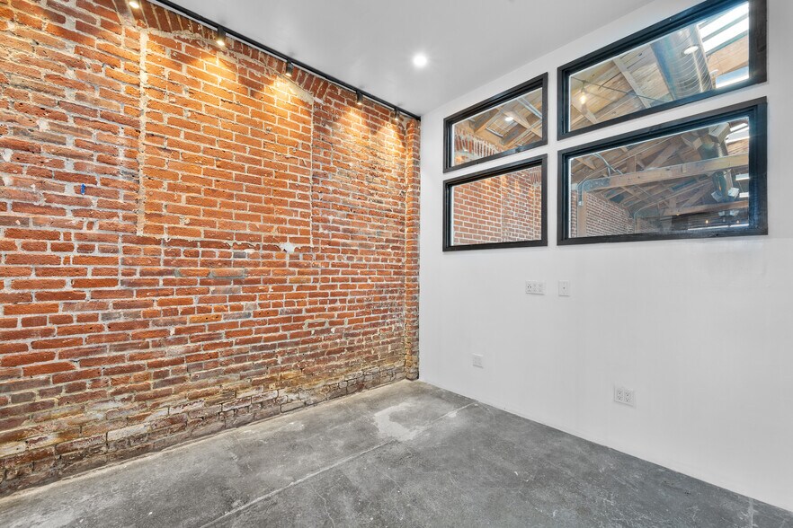 More Photos Of 3921 W Jefferson Blvd, Los Angeles Flex For Lease