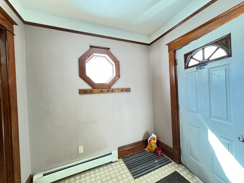 More Photos Of 300 E Pioneer St, Crandon Flex For Sale