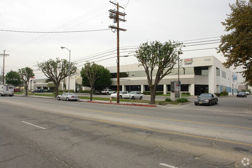 More Photos Of 15025-15055 Oxnard St, Van Nuys Warehouse For Lease