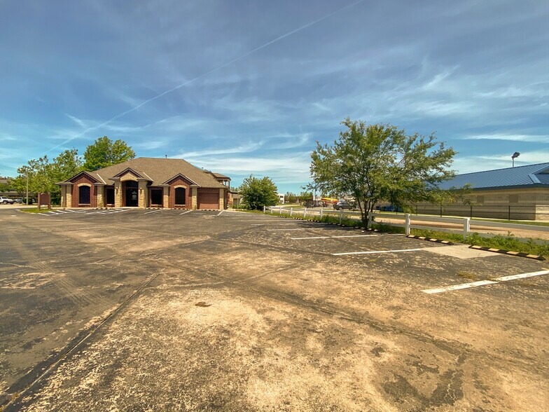 More Photos Of 2400 Palmer Cir, Norman Medical For Lease
