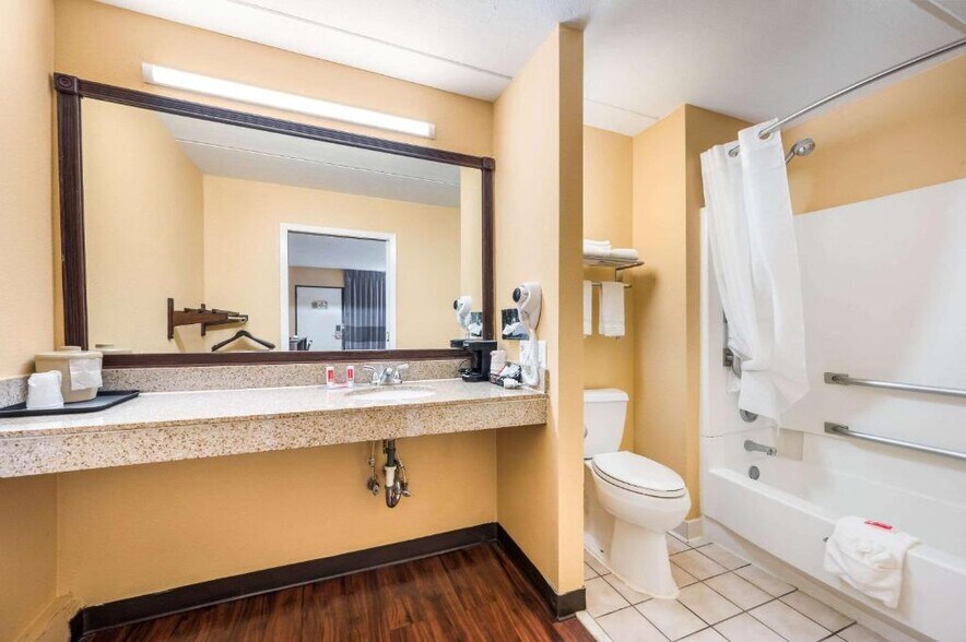 More Photos Of 2015 Military Rd, Columbus Hotel For Sale