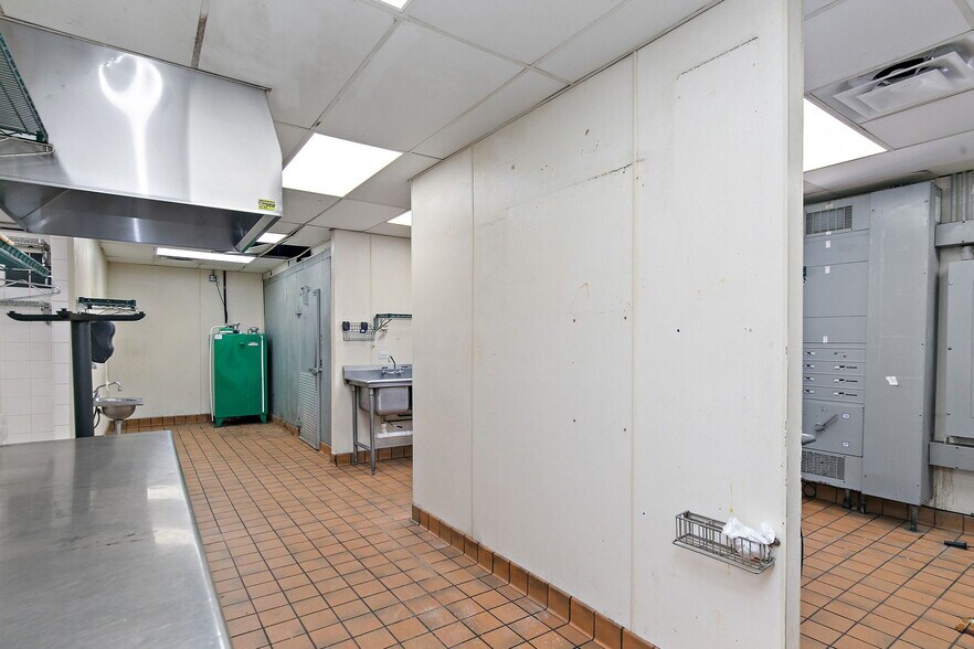 More Photos Of 240 Douglas Rd, Oswego Fast Food For Lease