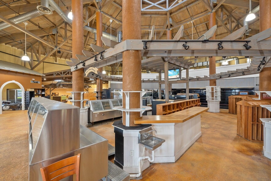 More Photos Of 17650 San Carlos Blvd, Fort Myers Supermarket For Sale