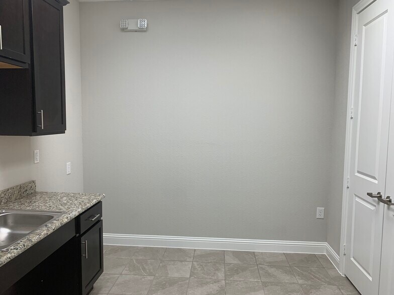 More Photos Of 1402 S Custer Rd, McKinney Medical For Lease