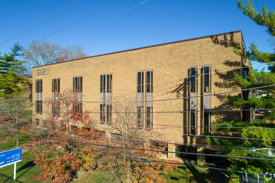 More Photos Of 921 Chatham Ln, Columbus Office For Lease