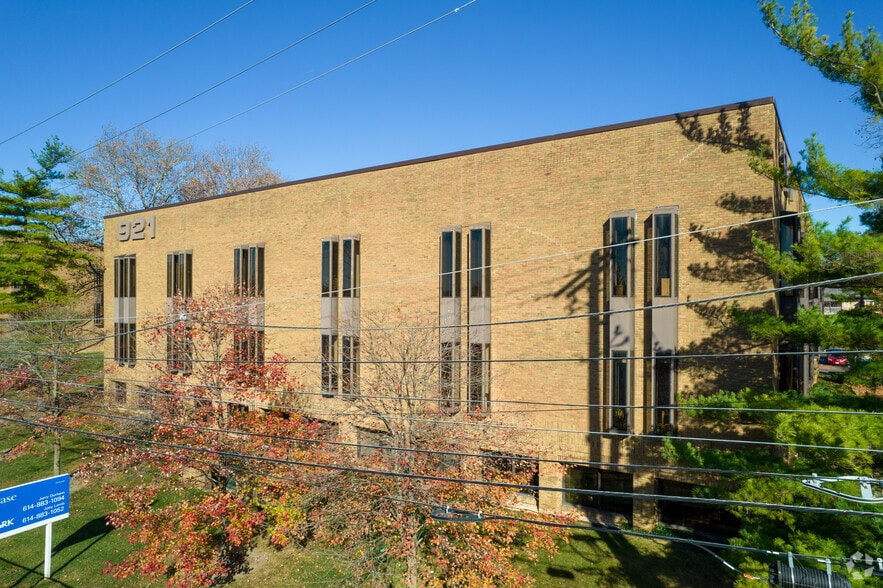 More Photos Of 921 Chatham Ln, Columbus Office For Sale
