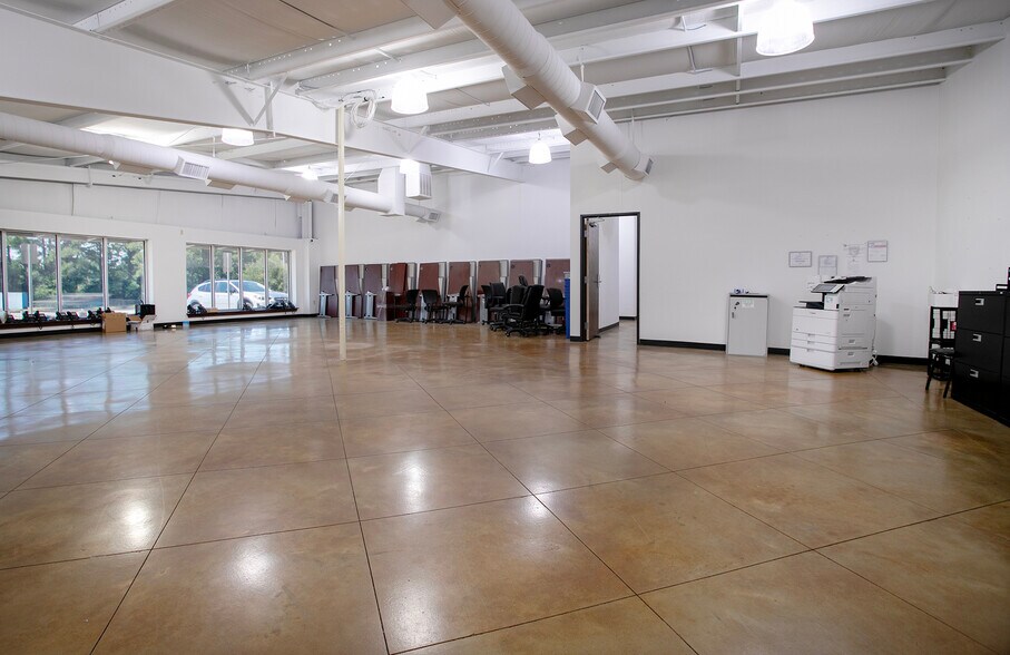 More Photos Of 4285 Hwy 31 W, Tyler Showroom For Lease