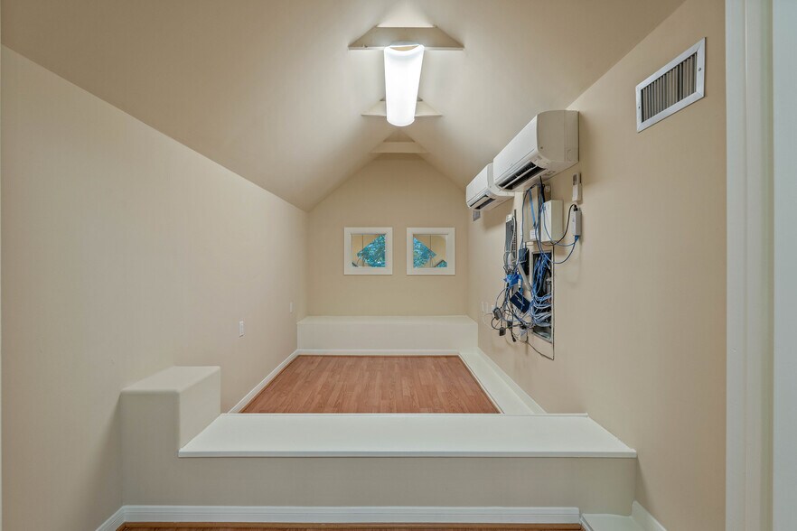 More Photos Of 16621 Hereford Dr, Tomball Flex For Sale