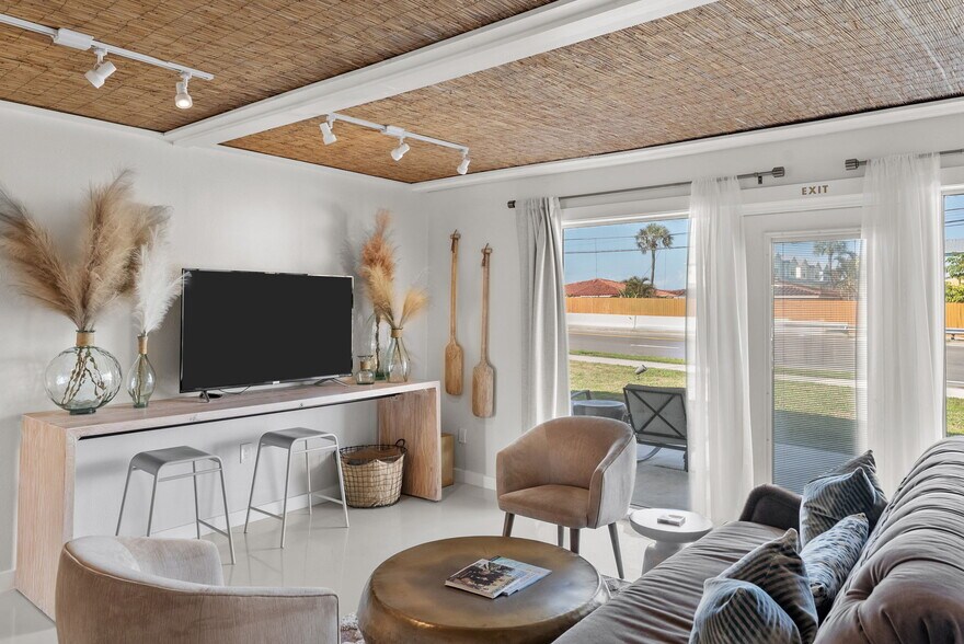 More Photos Of 439 Causeway Blvd, Dunedin Office For Sale