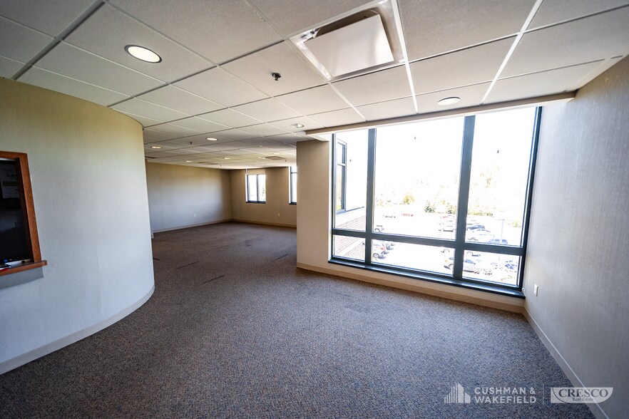 More Photos Of 6900 Pearl Rd, Middleburg Heights Medical For Lease