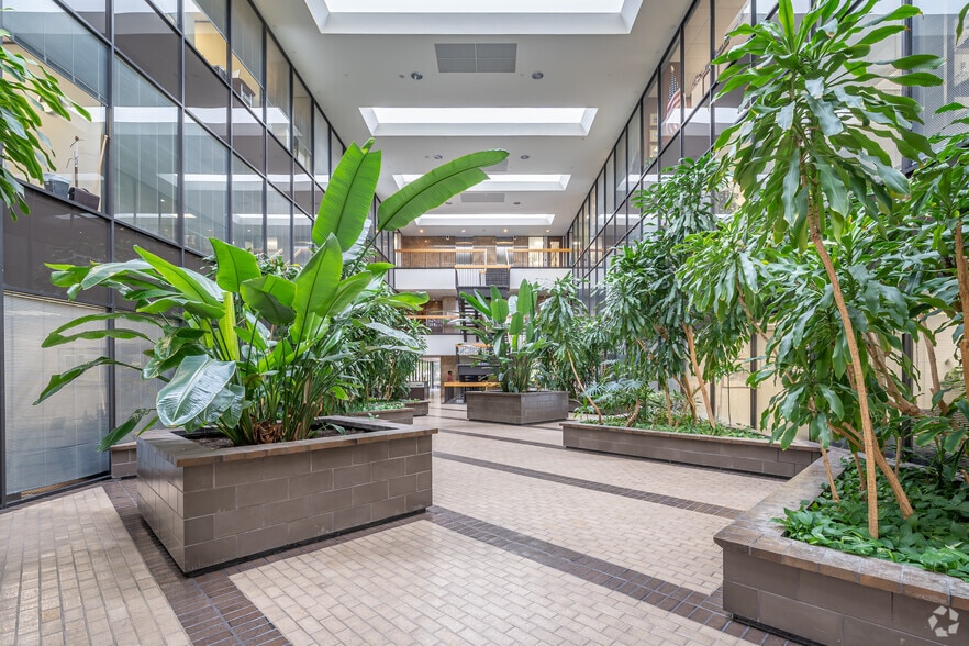 More Photos Of 2121 Sage Rd, Houston Office For Lease