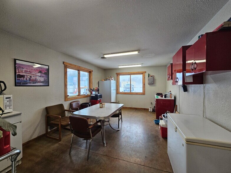 More Photos Of 1117 2nd Ave, Bingham Lake Industrial For Sale