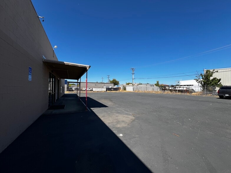 More Photos Of 860 Commerce St, Redding Warehouse For Lease