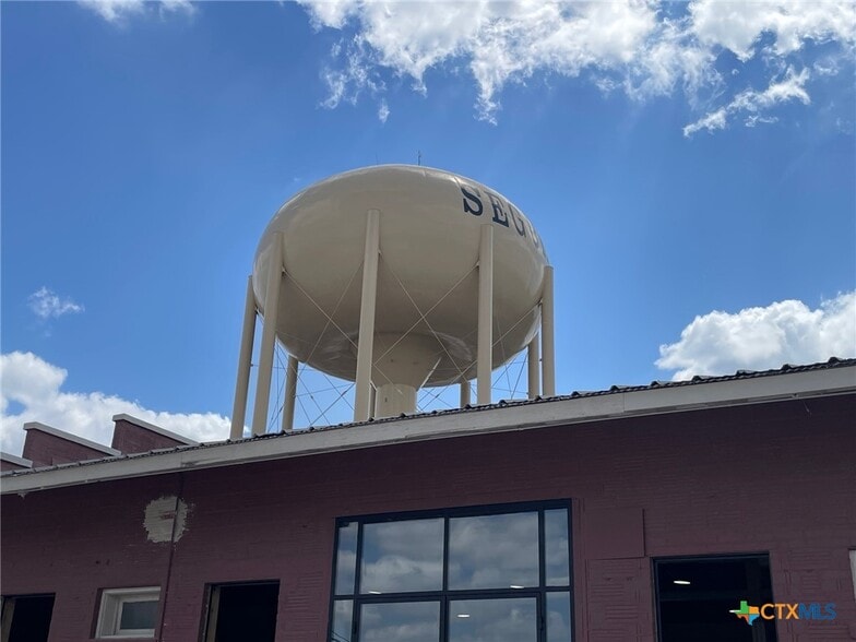 Primary Photo Of 1308 N Bowie St, Seguin Warehouse For Sale