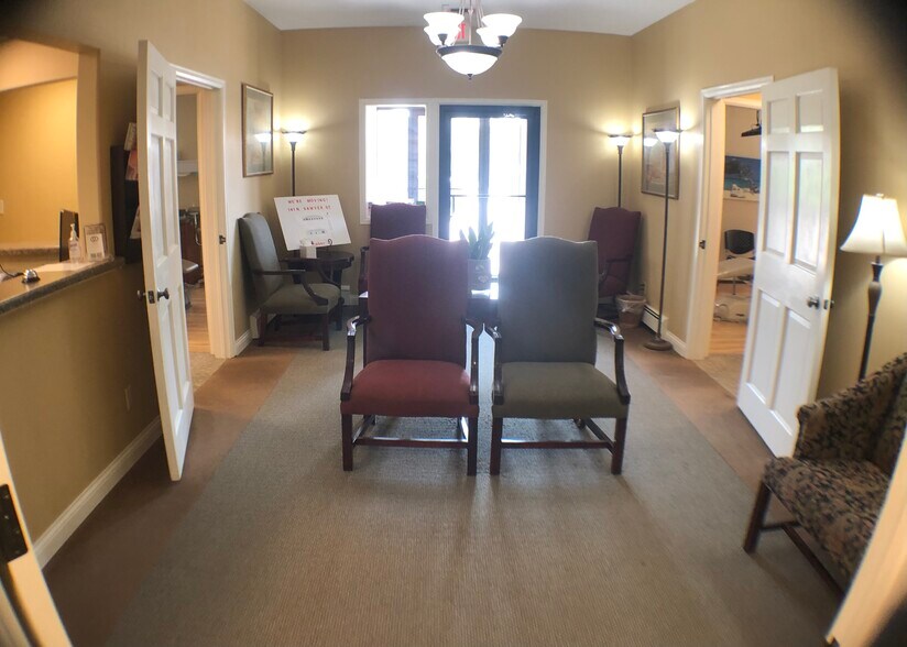 More Photos Of 1013 N Main St, Oshkosh Office For Sale