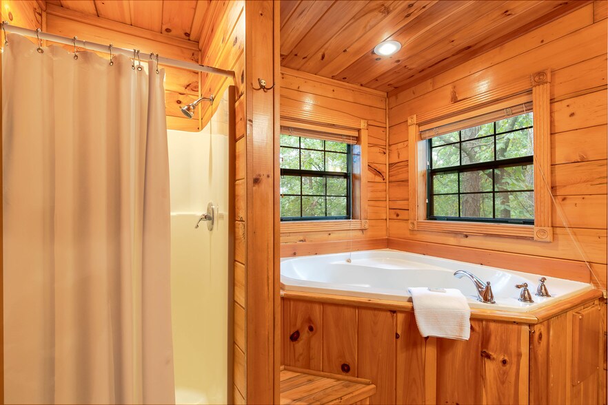 More Photos Of 15695 Highway 187, Eureka Springs Hotel For Sale
